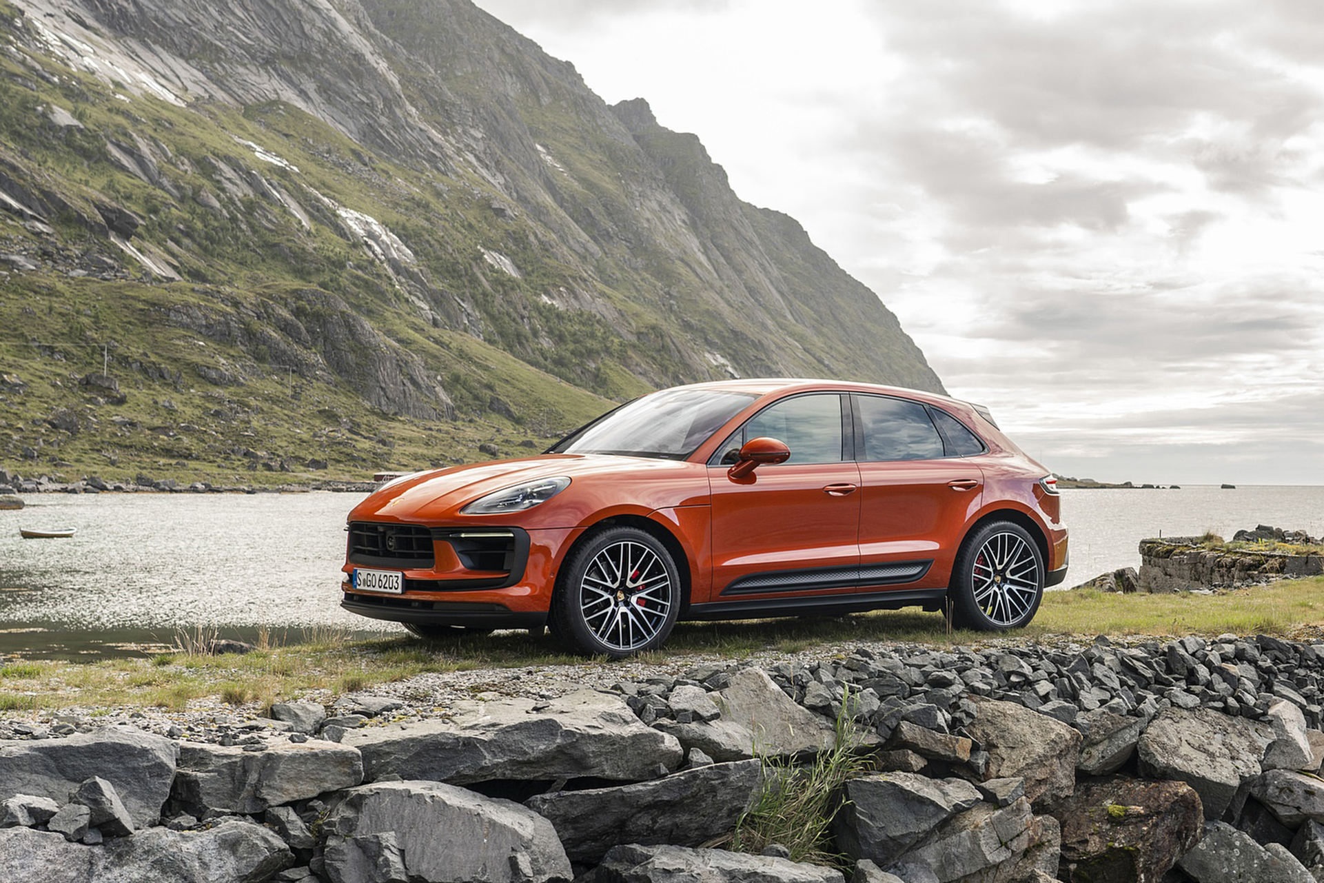 Download 2022 Porsche Macan S - Front Three-Quarter HD Wallpaper 1921x1281 #32
