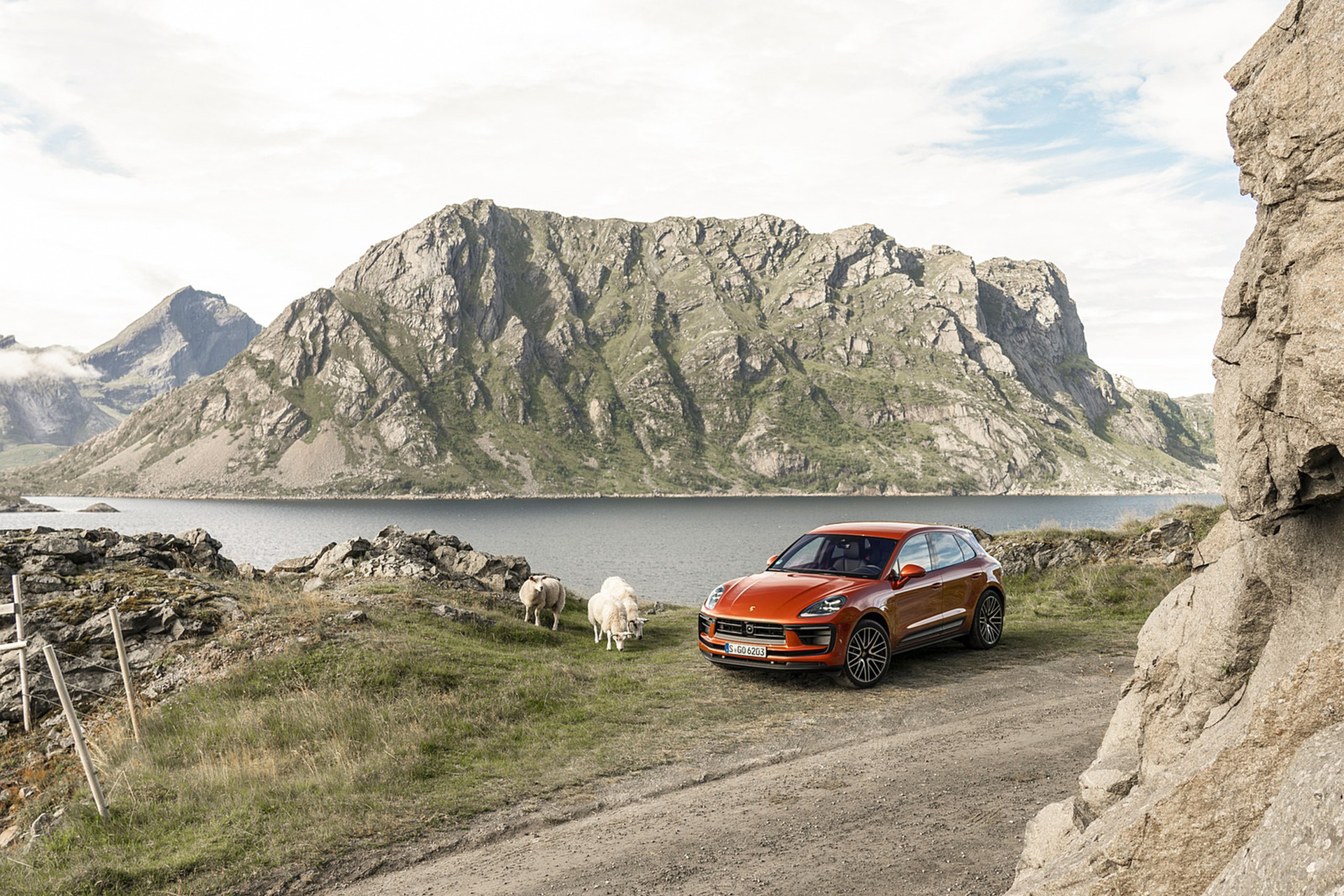 Download 2022 Porsche Macan S - Front Three-Quarter HD Wallpaper 1921x1281 #19