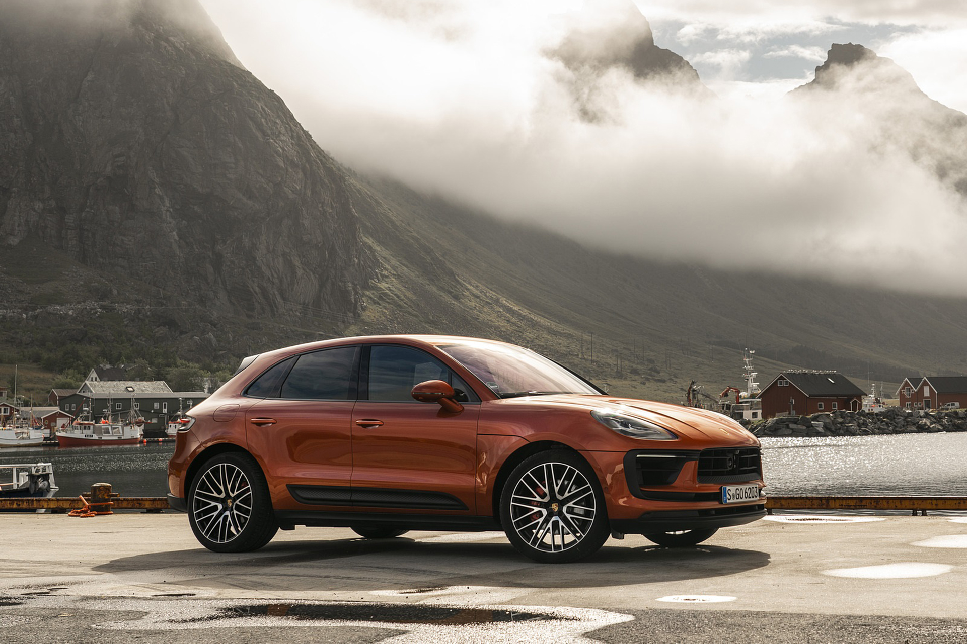 Download 2022 Porsche Macan S - Front Three-Quarter HD Wallpaper 1921x1281 #39