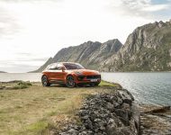 2022 Porsche Macan S - Front Three-Quarter Wallpaper 190x150