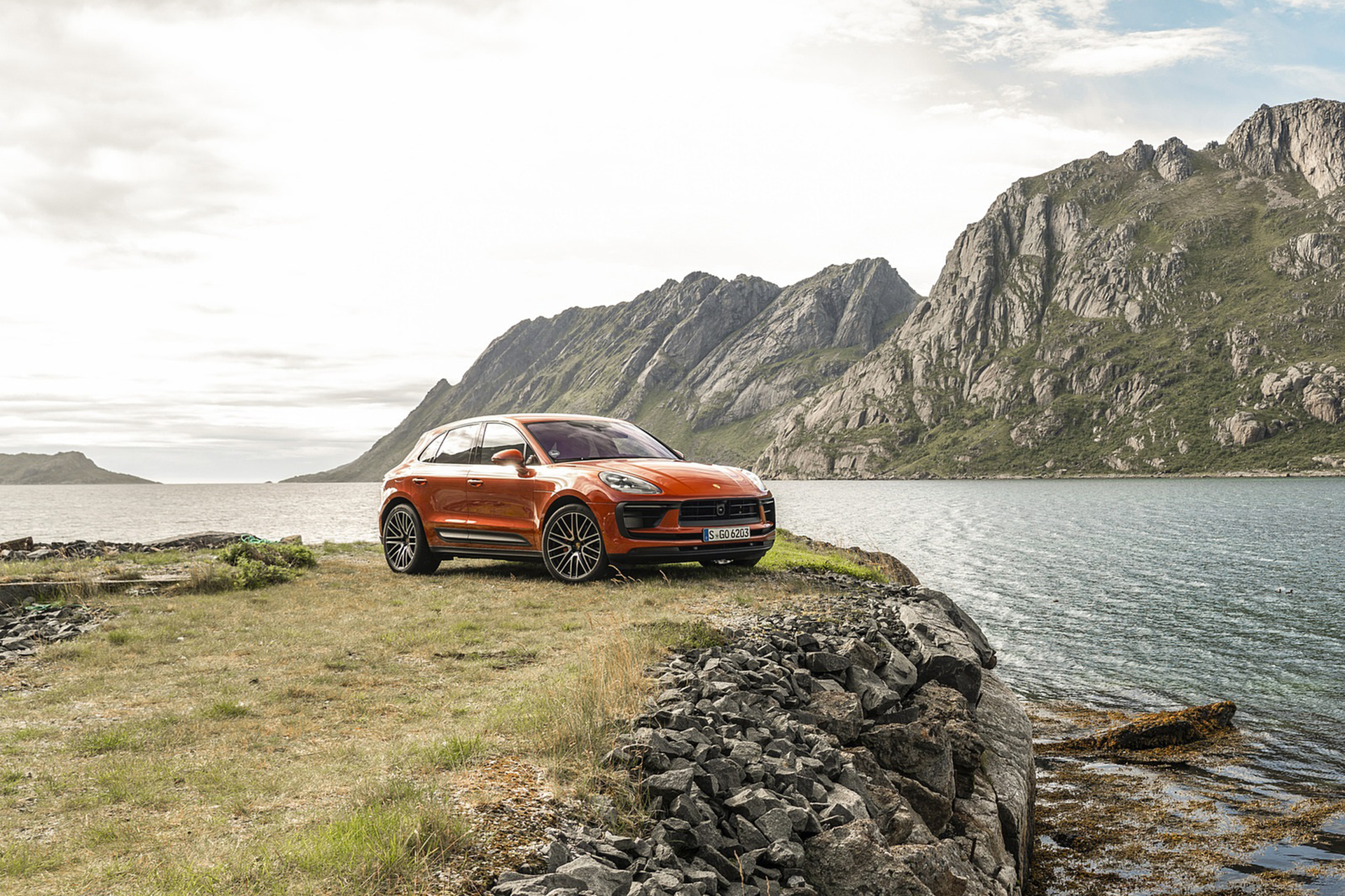 Download 2022 Porsche Macan S - Front Three-Quarter HD Wallpaper 1921x1280 #33