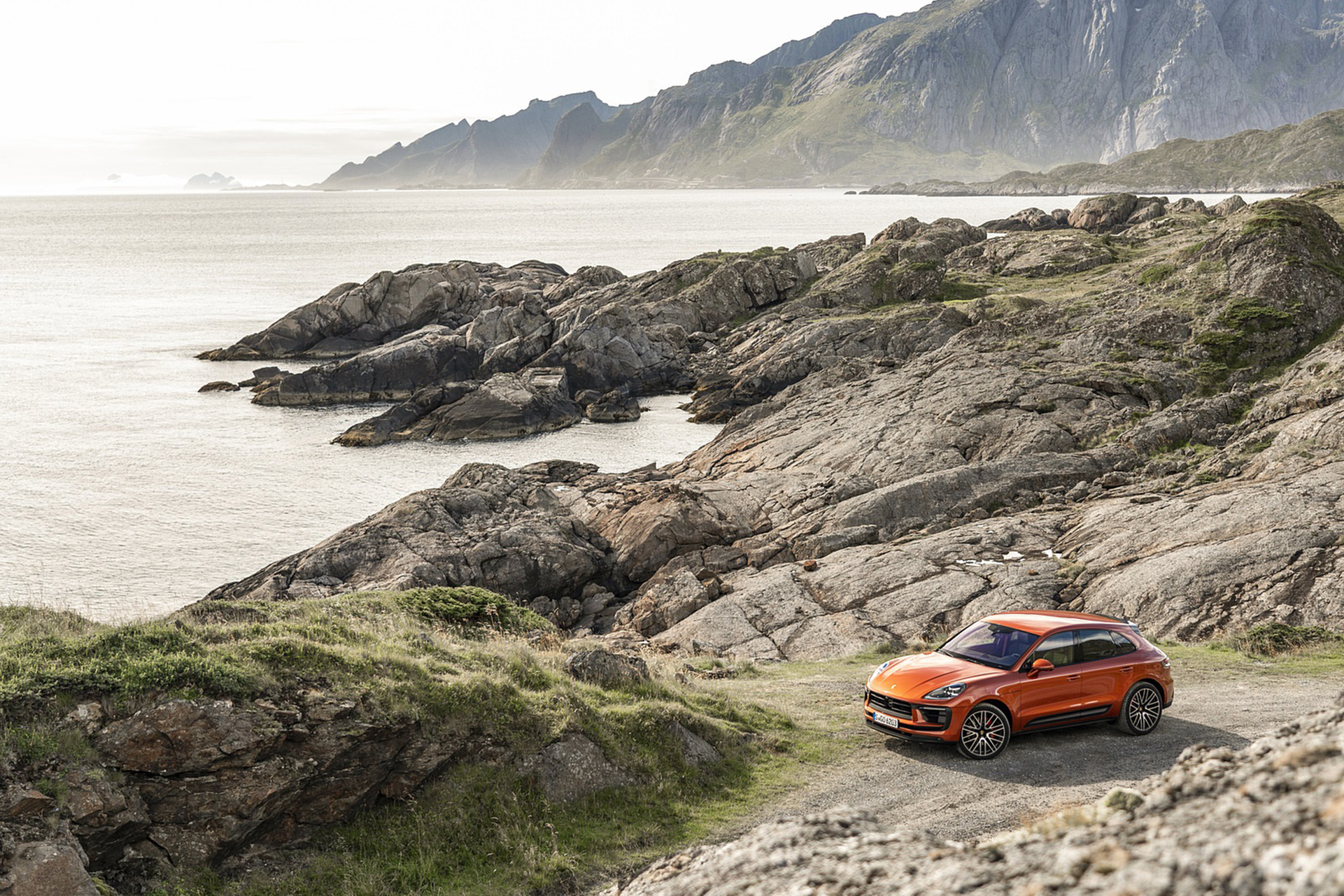 Download 2022 Porsche Macan S - Front Three-Quarter HD Wallpaper 1921x1281 #20