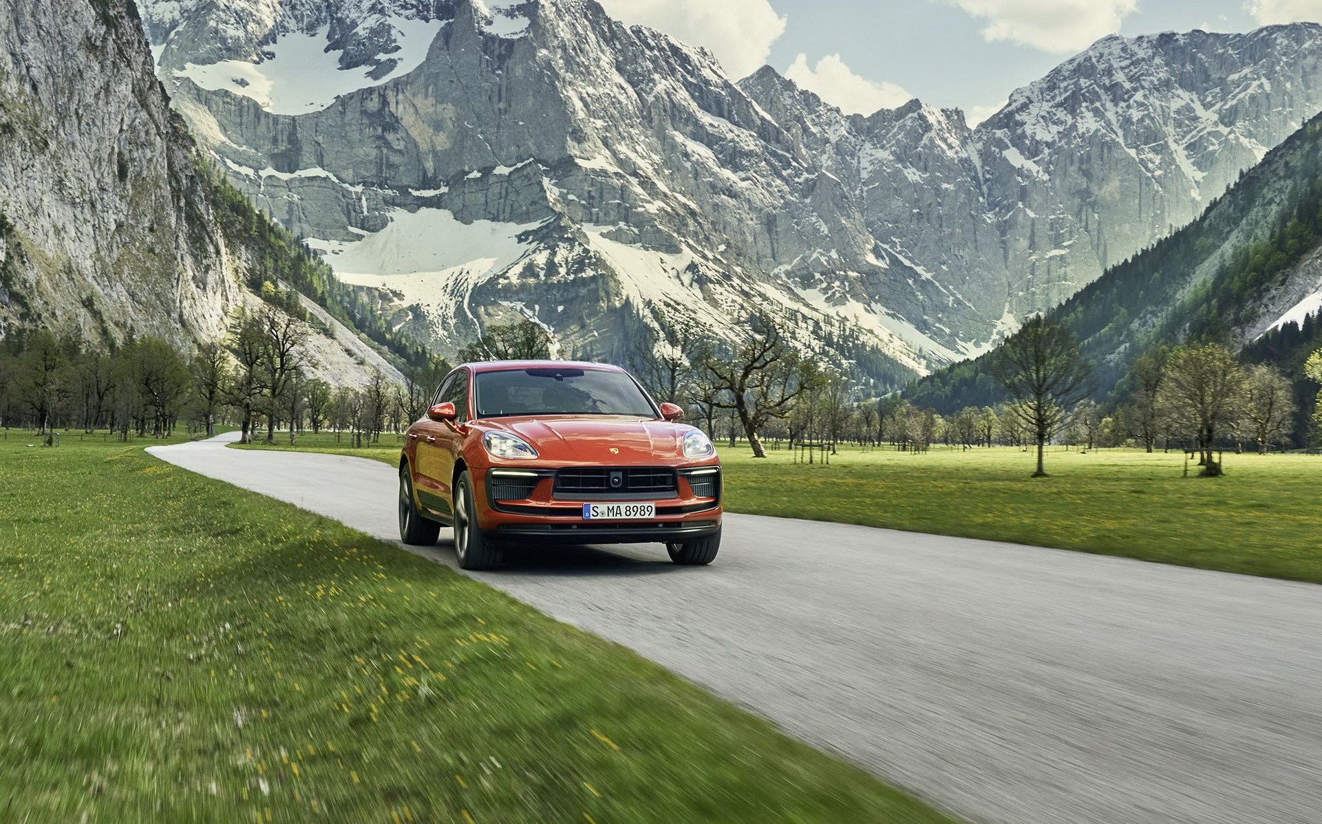 Download 2022 Porsche Macan S - Front Three-Quarter HD Wallpaper 1921x1198 #86