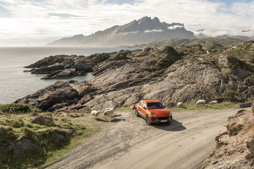 2022 Porsche Macan S - Front Three-Quarter Wallpaper 850x567 #21