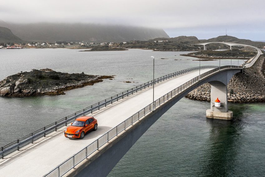 2022 Porsche Macan S - Front Three-Quarter Wallpaper 850x567 #47