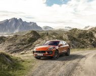 2022 Porsche Macan S - Front Three-Quarter Wallpaper 190x150