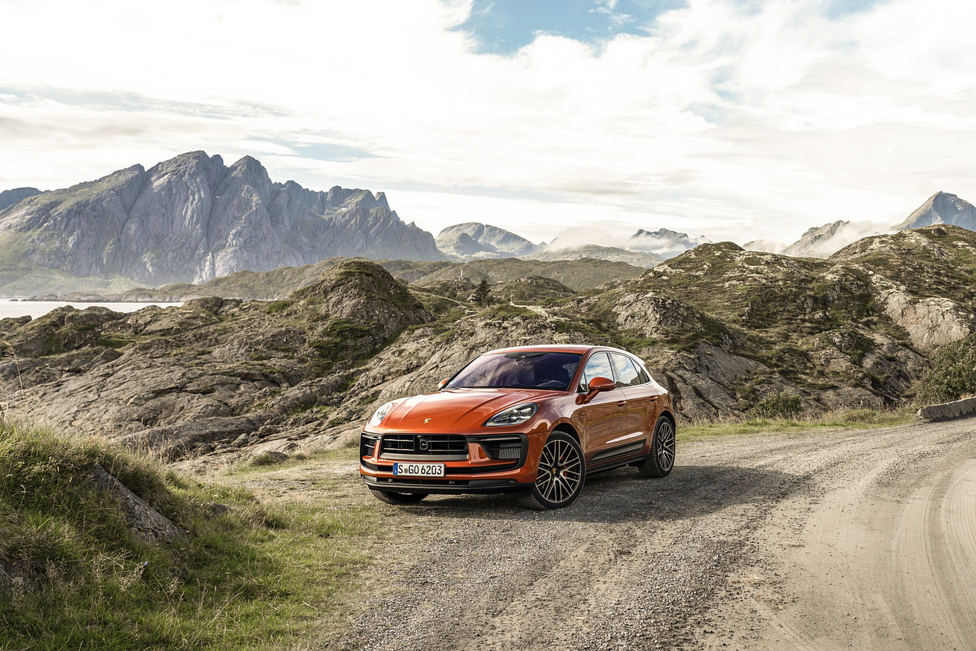 Download 2022 Porsche Macan S - Front Three-Quarter HD Wallpaper 1921x1281 #23