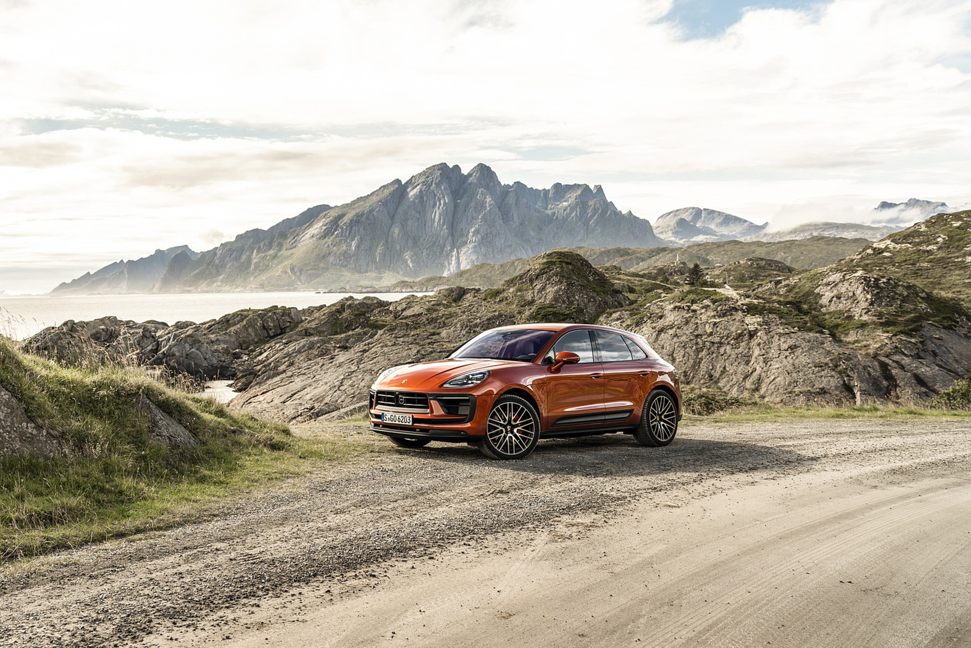 Download 2022 Porsche Macan S - Front Three-Quarter HD Wallpaper 1921x1281 #24