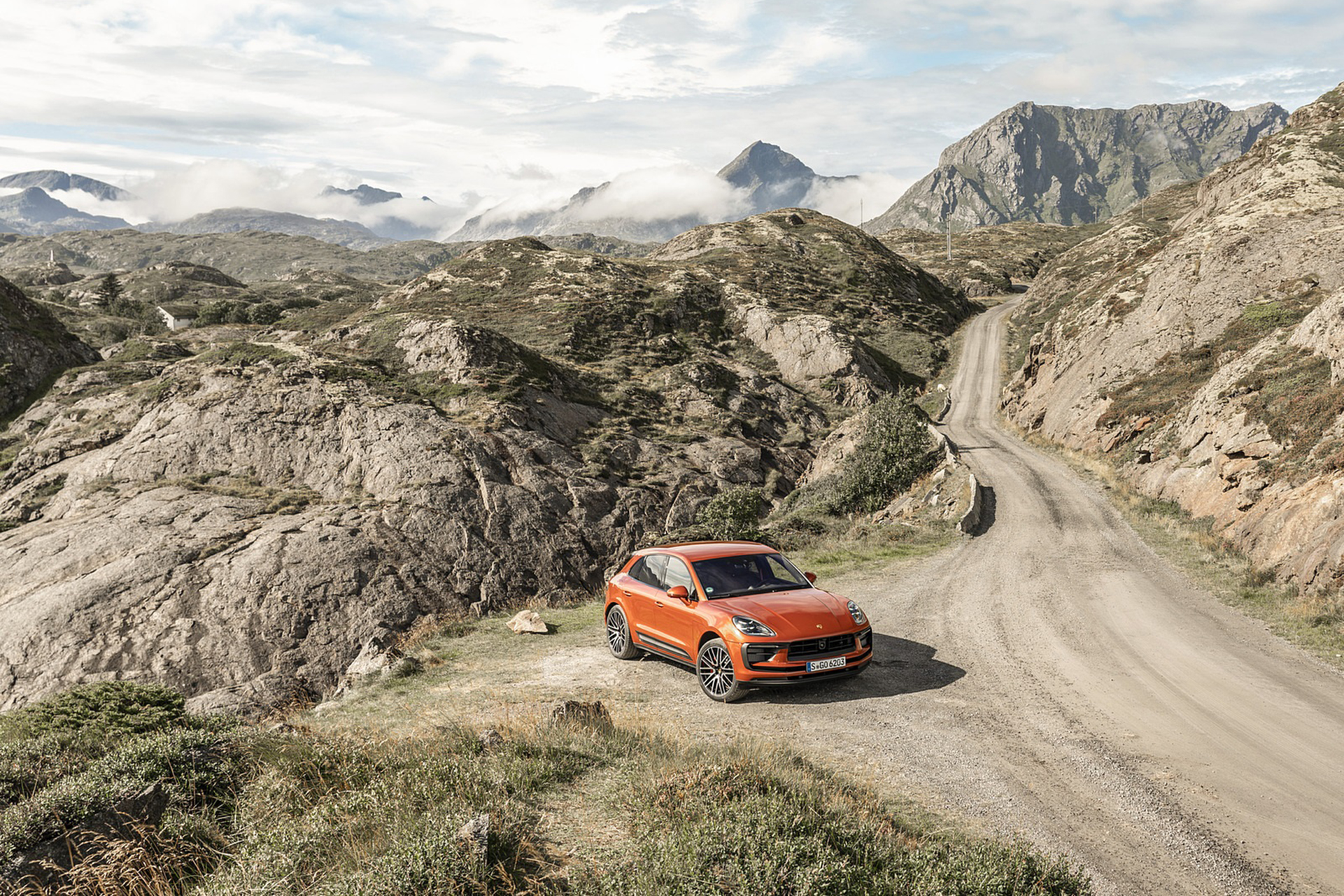 Download 2022 Porsche Macan S - Front Three-Quarter HD Wallpaper 1921x1281 #25