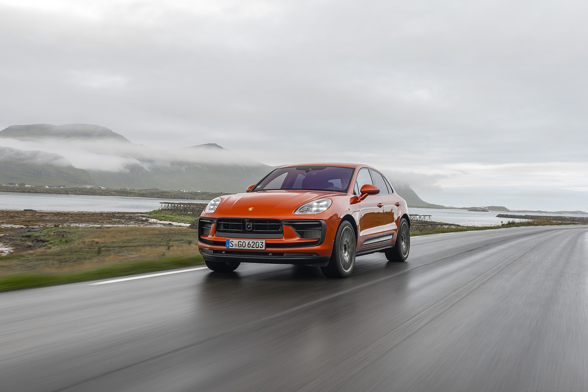 Download 2022 Porsche Macan S - Front Three-Quarter HD Wallpaper 1921x1281 #3