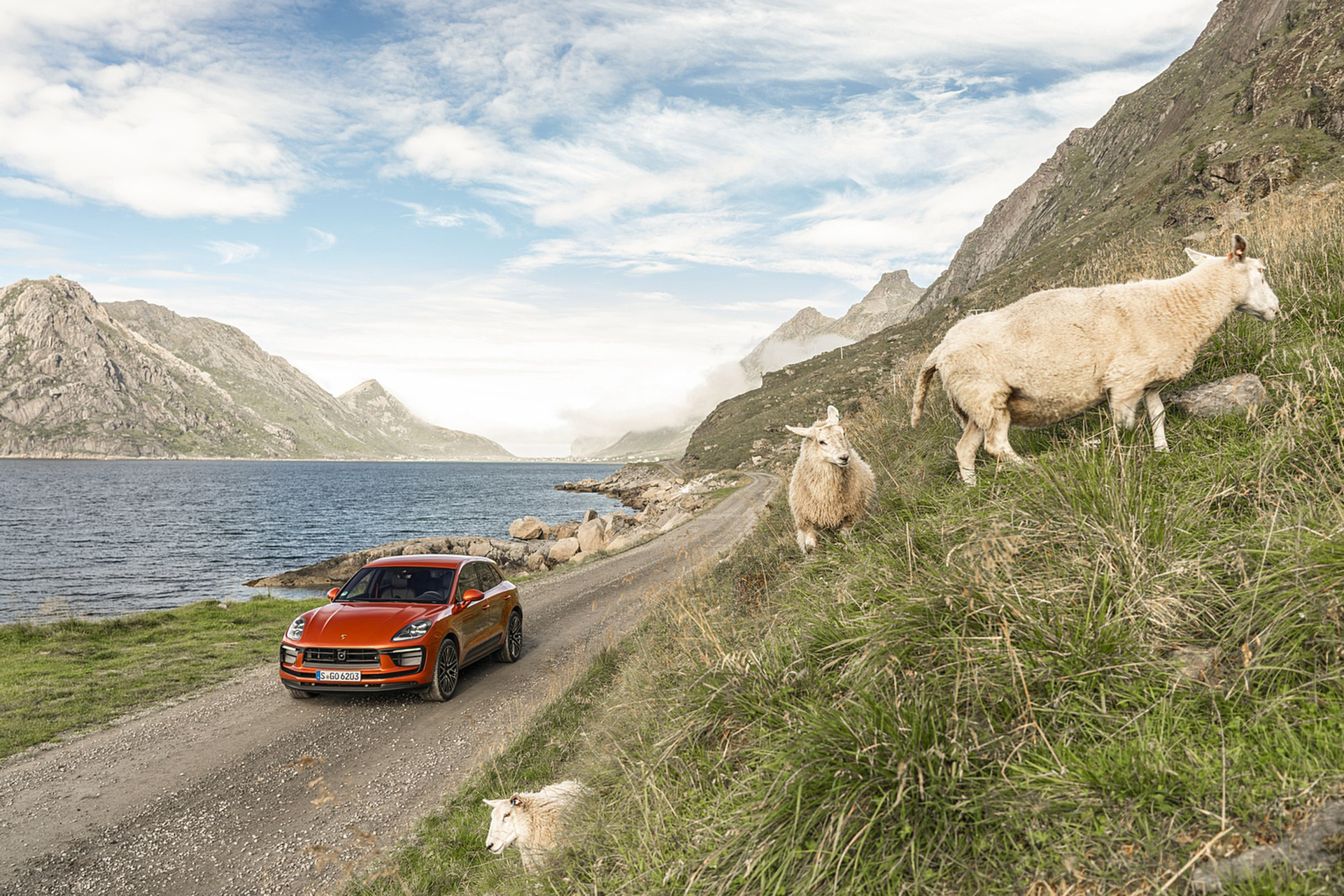 Download 2022 Porsche Macan S - Front HD Wallpaper 1921x1281 #26