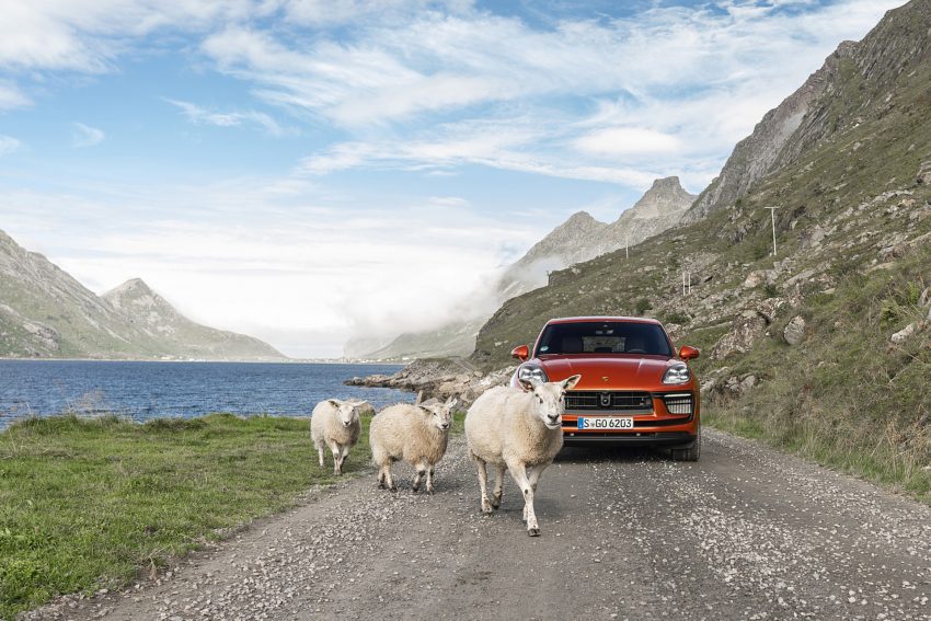 2022 Porsche Macan S - Front Wallpaper 850x567 #27