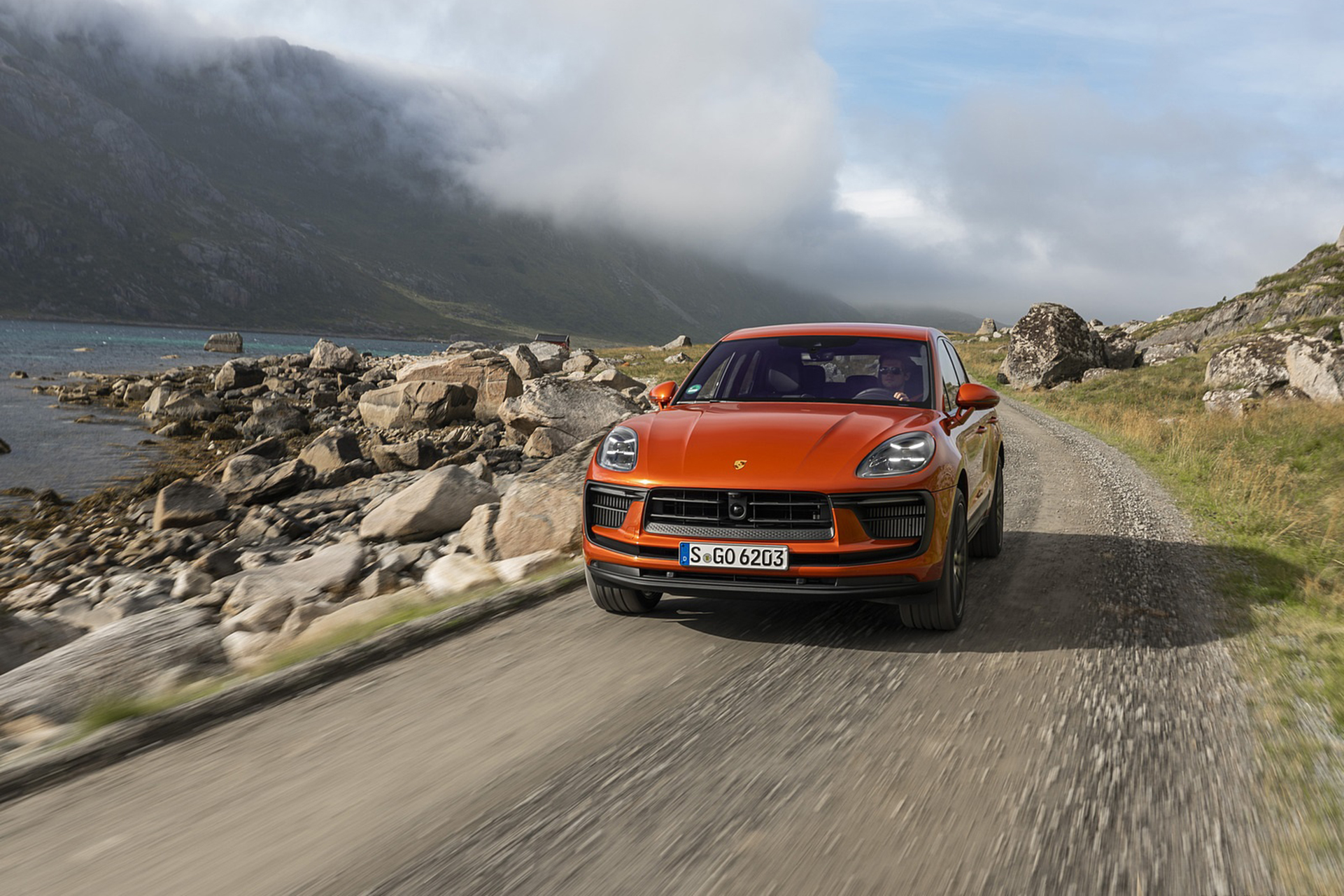 Download 2022 Porsche Macan S - Front HD Wallpaper 1921x1281 #12