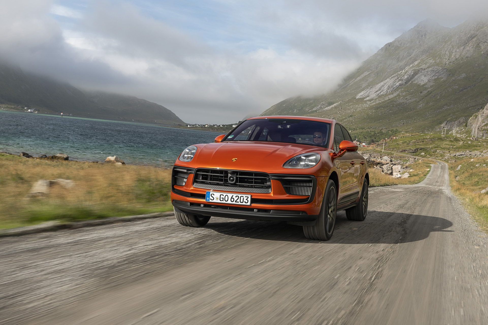 Download 2022 Porsche Macan S - Front HD Wallpaper 1921x1281 #13