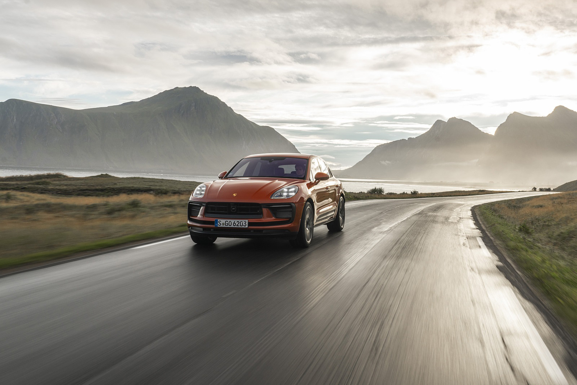 Download 2022 Porsche Macan S - Front HD Wallpaper 1921x1281 #6