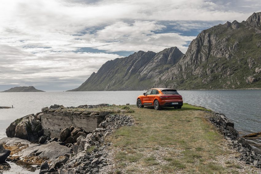 2022 Porsche Macan S - Rear Three-Quarter Wallpaper 850x567 #30