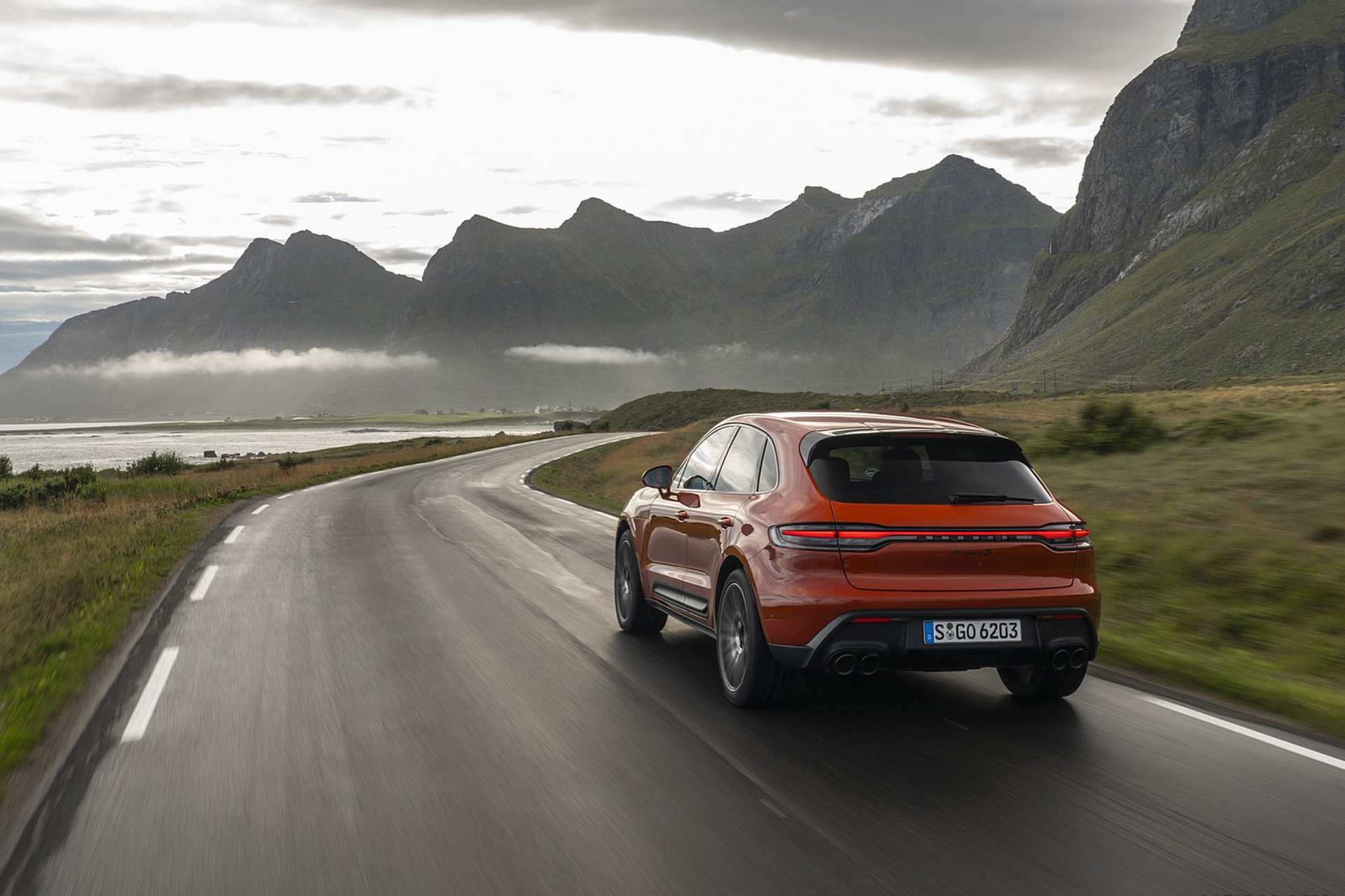 Download 2022 Porsche Macan S - Rear Three-Quarter HD Wallpaper 1921x1281 #7