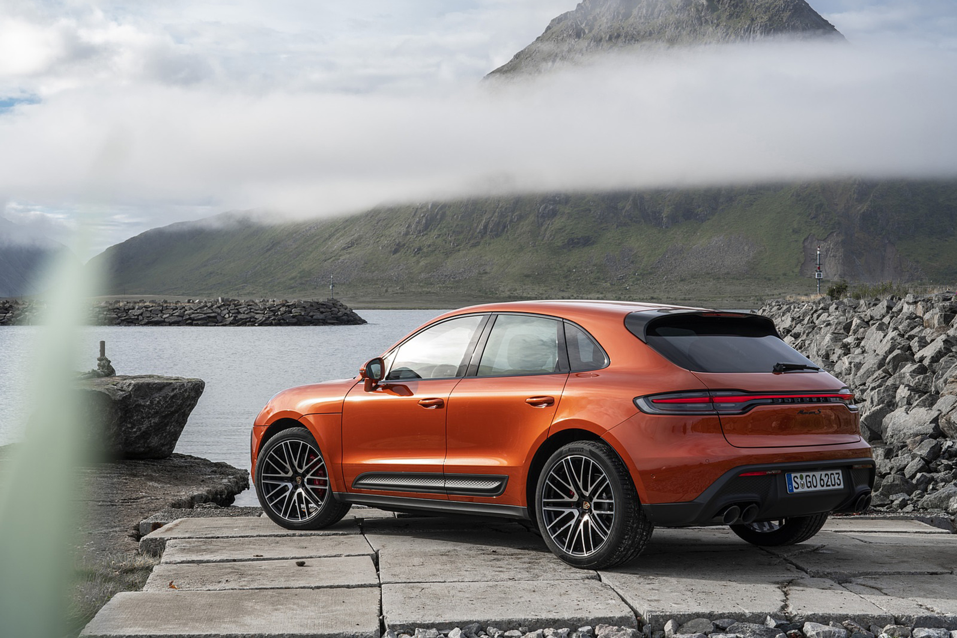 Download 2022 Porsche Macan S - Rear Three-Quarter HD Wallpaper 1921x1281 #42