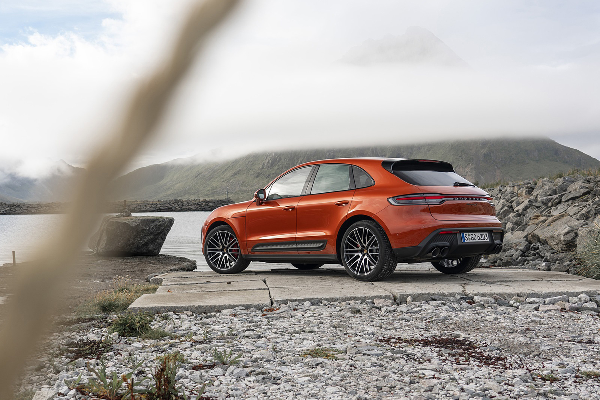 Download 2022 Porsche Macan S - Rear Three-Quarter HD Wallpaper 1921x1281 #43