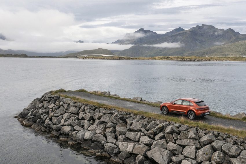 2022 Porsche Macan S - Rear Three-Quarter Wallpaper 850x567 #48