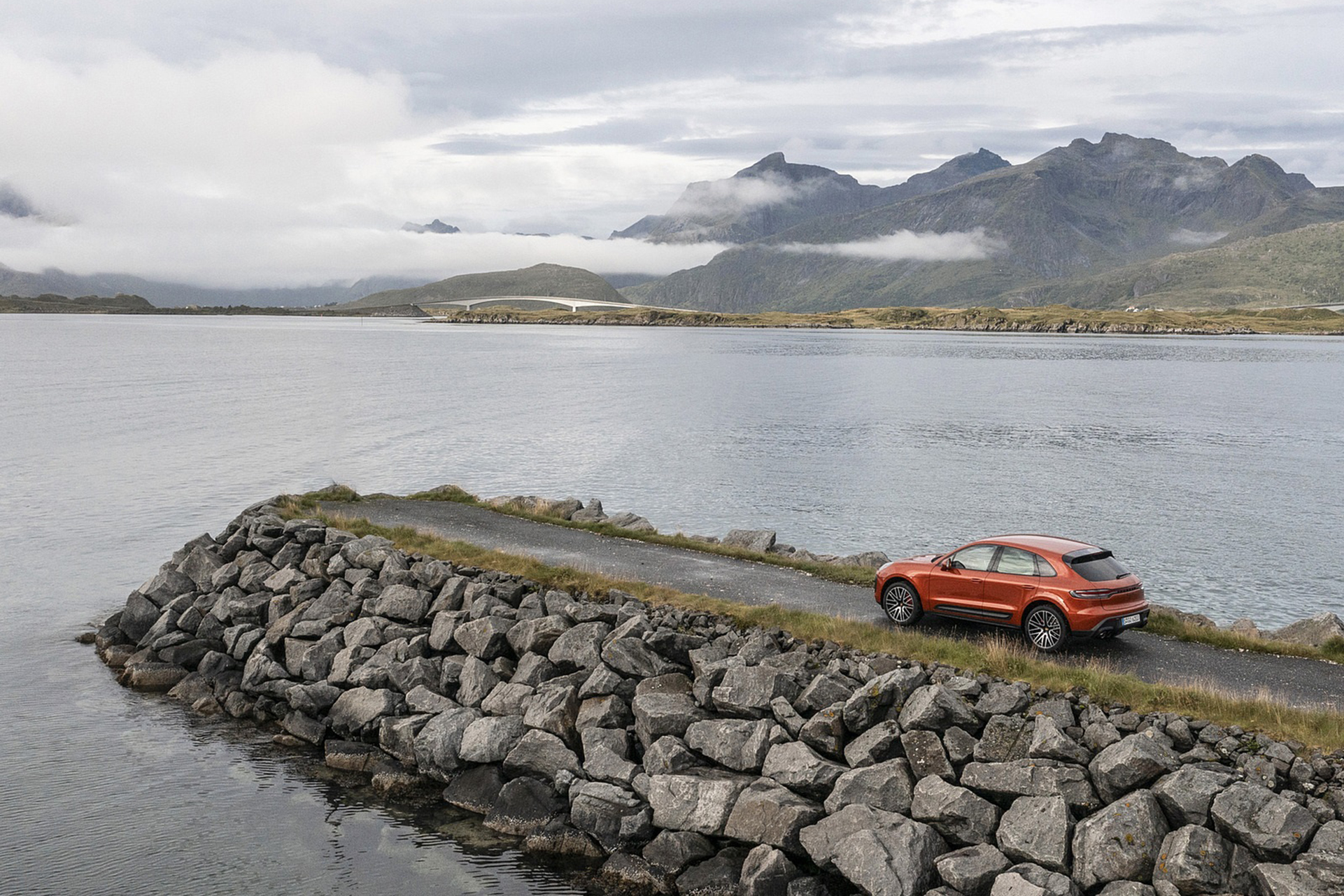 Download 2022 Porsche Macan S - Rear Three-Quarter HD Wallpaper 1921x1281 #48
