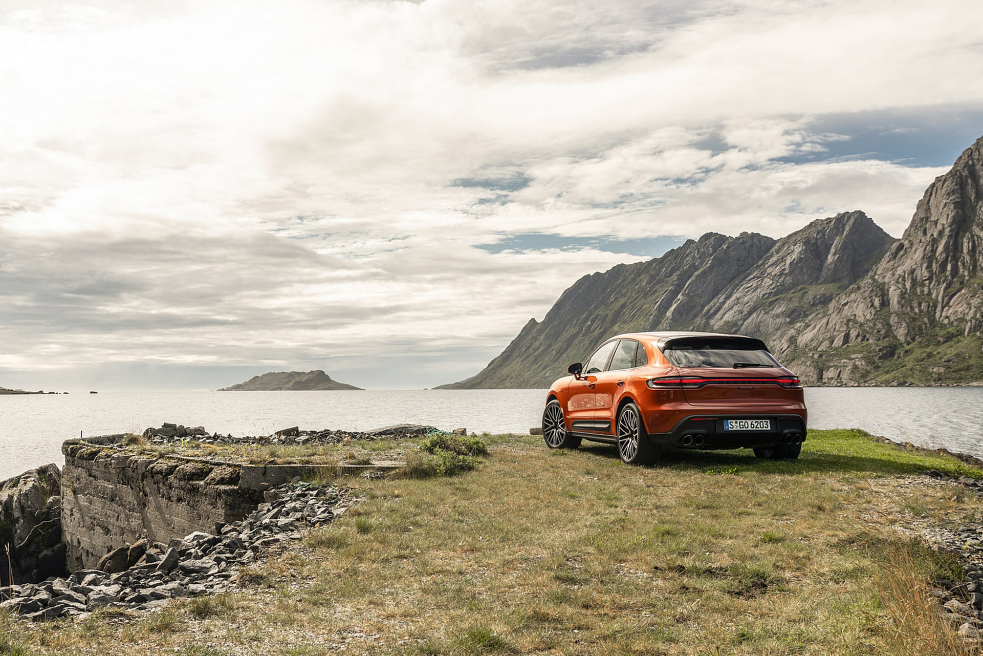 Download 2022 Porsche Macan S - Rear Three-Quarter HD Wallpaper 1921x1281 #31