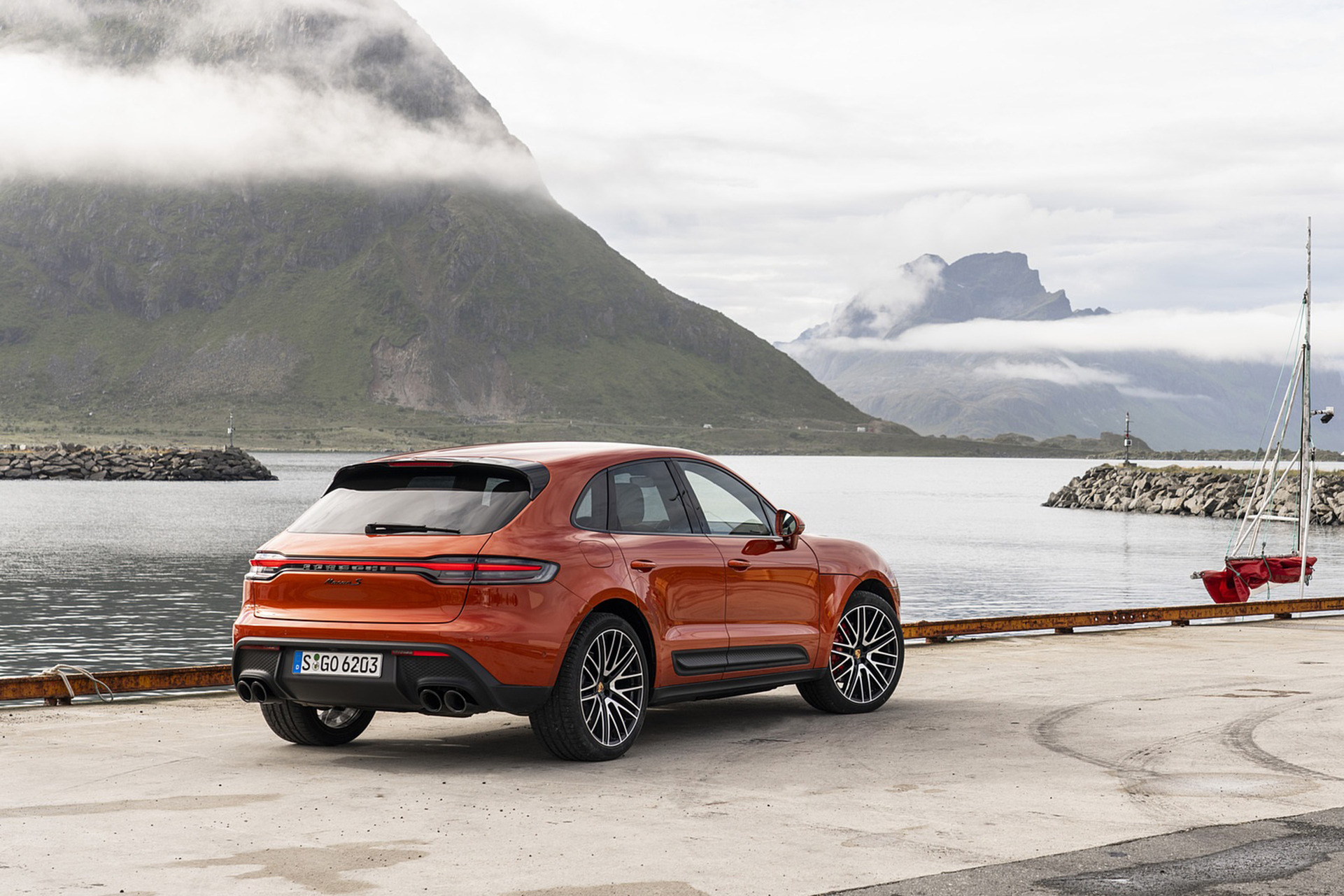 Download 2022 Porsche Macan S - Rear Three-Quarter HD Wallpaper 1921x1281 #44
