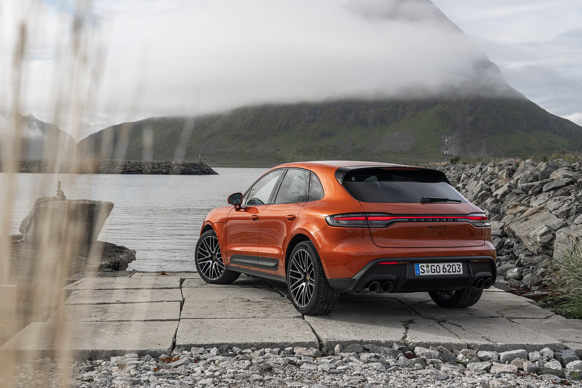 Download 2022 Porsche Macan S - Rear Three-Quarter HD Wallpaper 1921x1281 #45