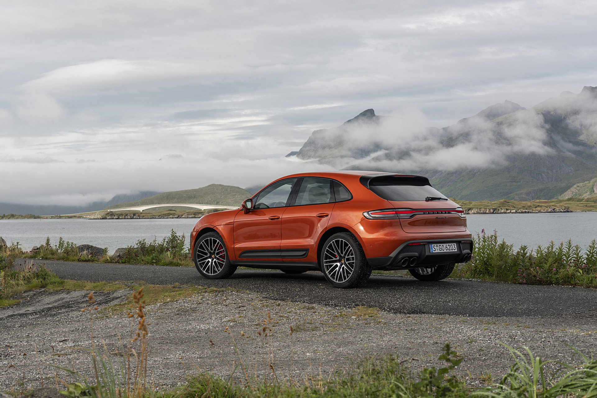 Download 2022 Porsche Macan S - Rear Three-Quarter HD Wallpaper 1921x1281 #46
