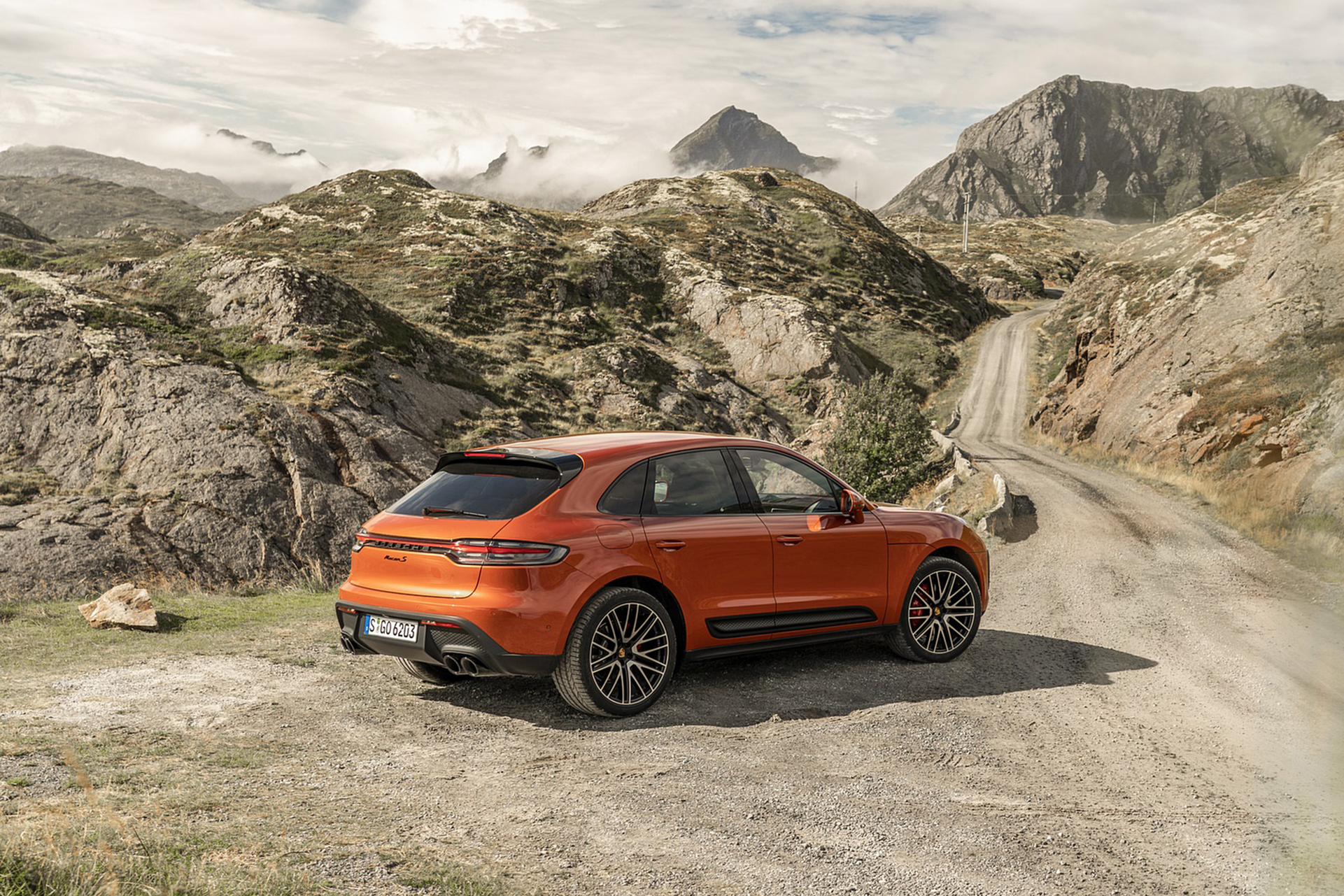 Download 2022 Porsche Macan S - Rear Three-Quarter HD Wallpaper 1921x1281 #29