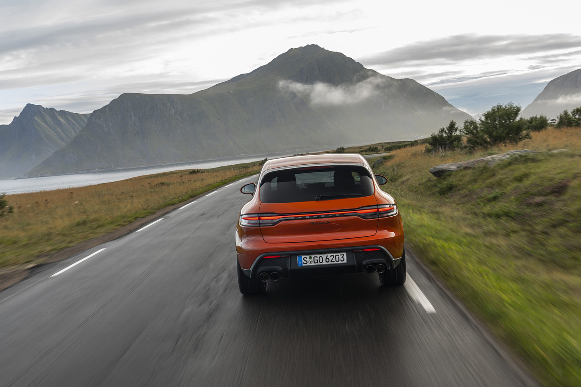 Download 2022 Porsche Macan S - Rear HD Wallpaper 1921x1281 #9