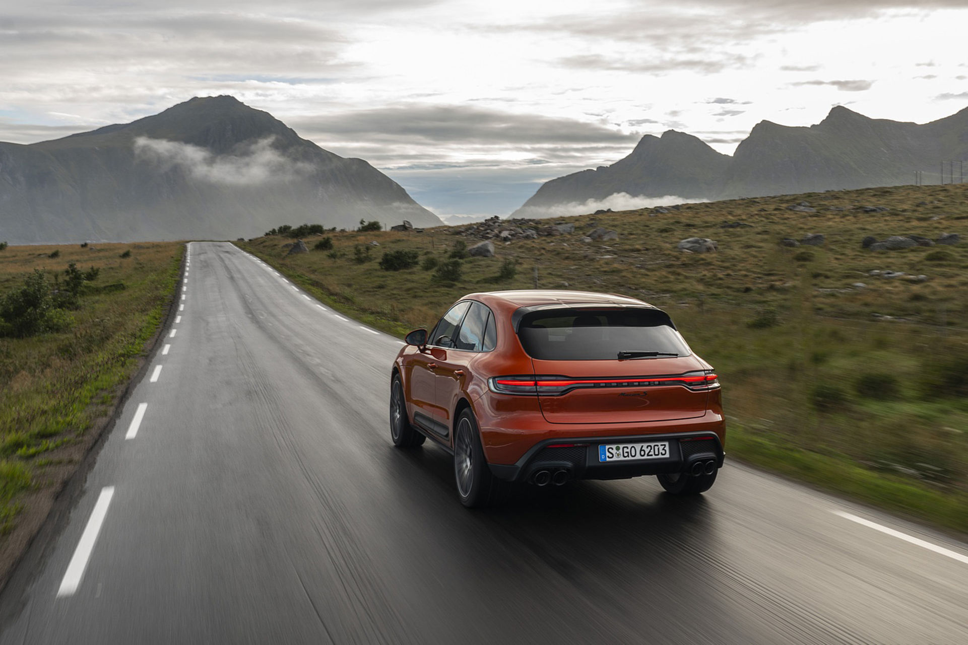 Download 2022 Porsche Macan S - Rear HD Wallpaper 1921x1281 #10