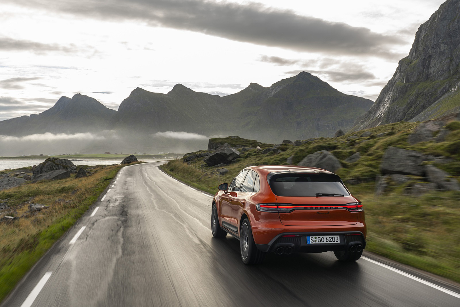 Download 2022 Porsche Macan S - Rear HD Wallpaper 1921x1281 #17