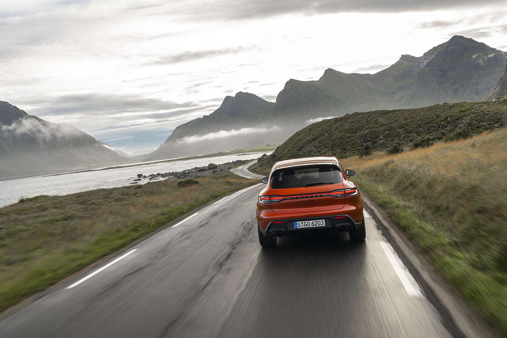 Download 2022 Porsche Macan S - Rear HD Wallpaper 1921x1281 #18