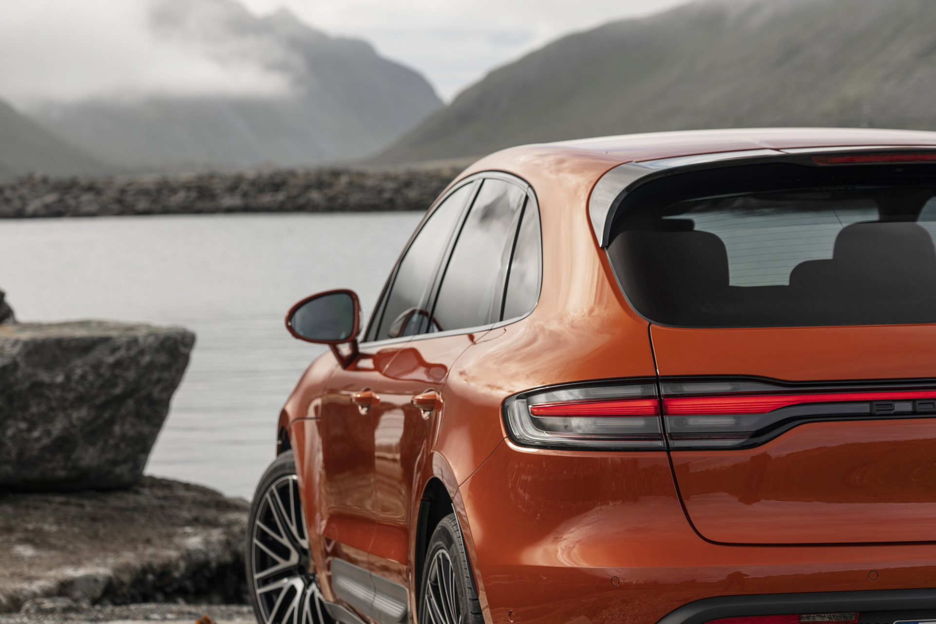Download 2022 Porsche Macan S - Tail Light HD Wallpaper 1921x1281 #56