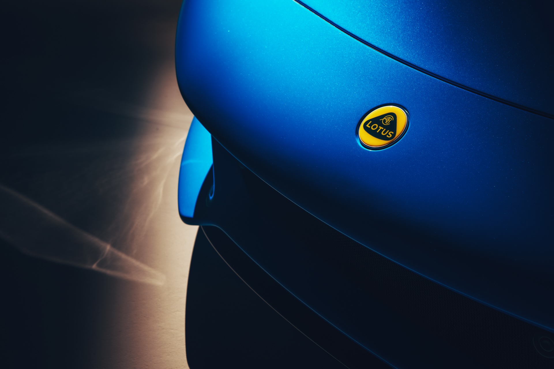 Download 2023 Lotus Emira - Badge HD Wallpaper 1921x1281 #90
