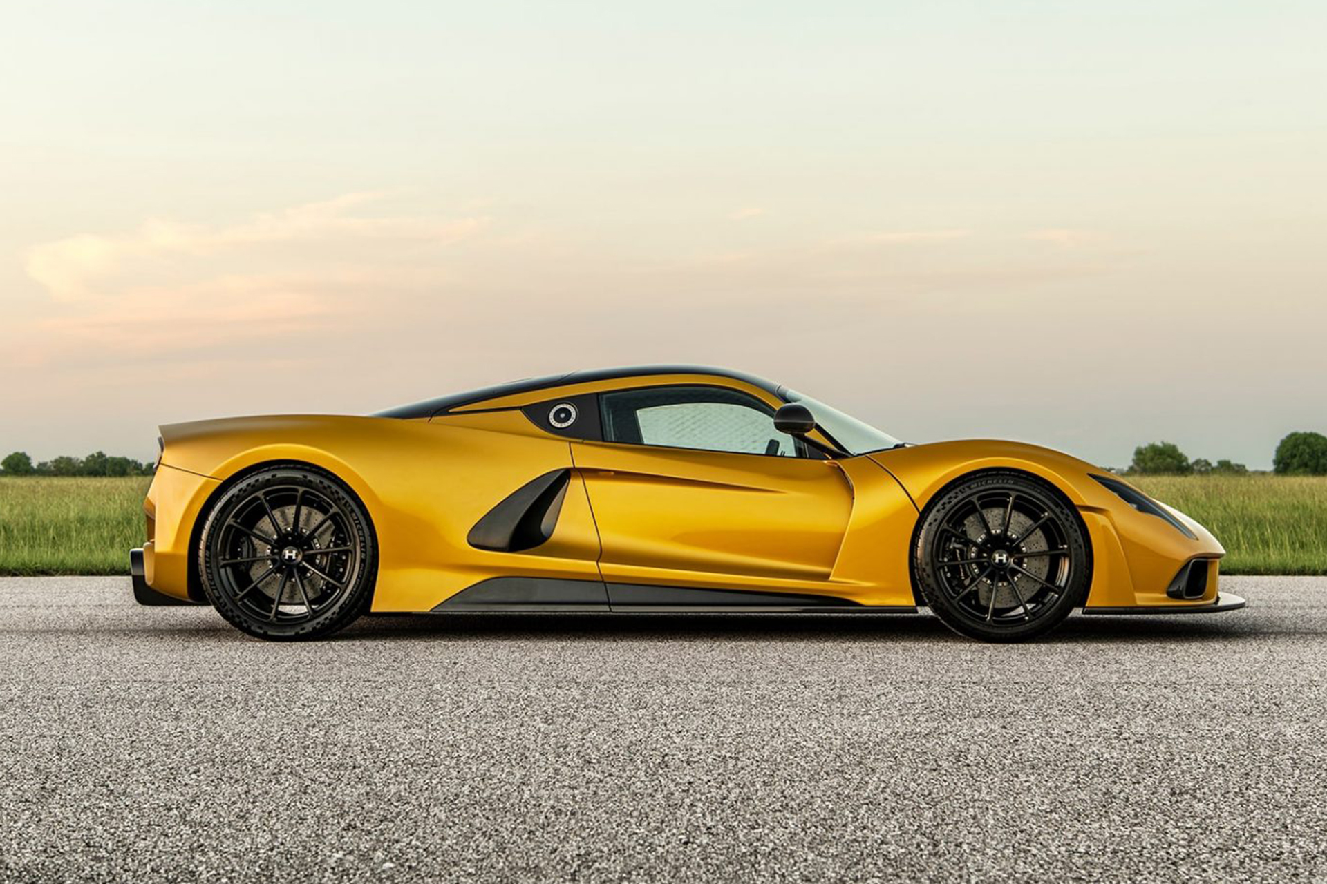 Download 2021 Hennessey Venom F5 Mojave Gold - Side HD Wallpaper 1920x1280 #3