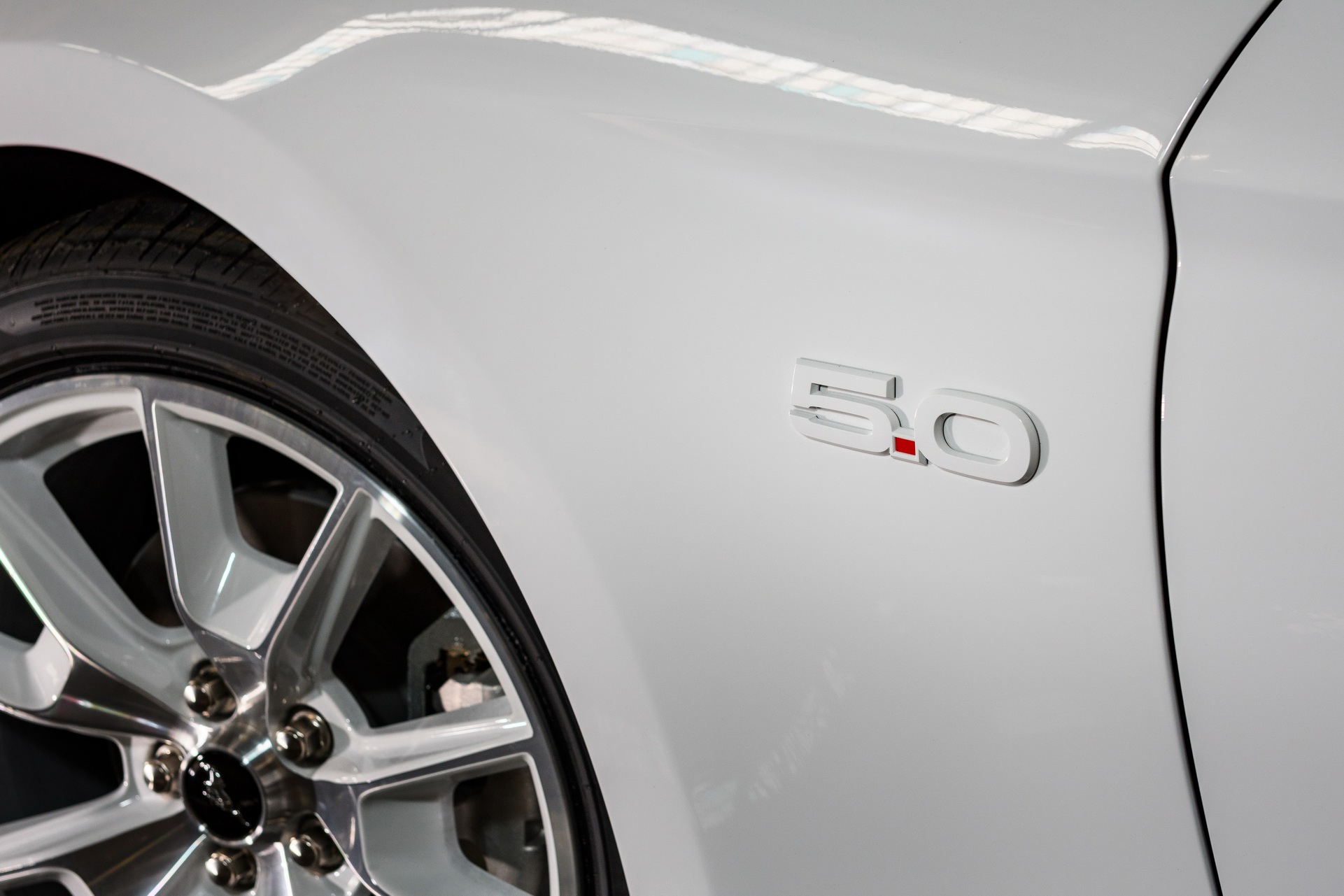 Download 2022 Ford Mustang Ice White Appearance Package - Badge HD Wallpaper 1921x1281 #12