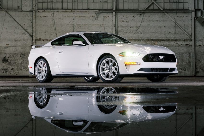 2022 Ford Mustang Ice White Appearance Package - Front Three-Quarter Wallpaper 850x567 #1