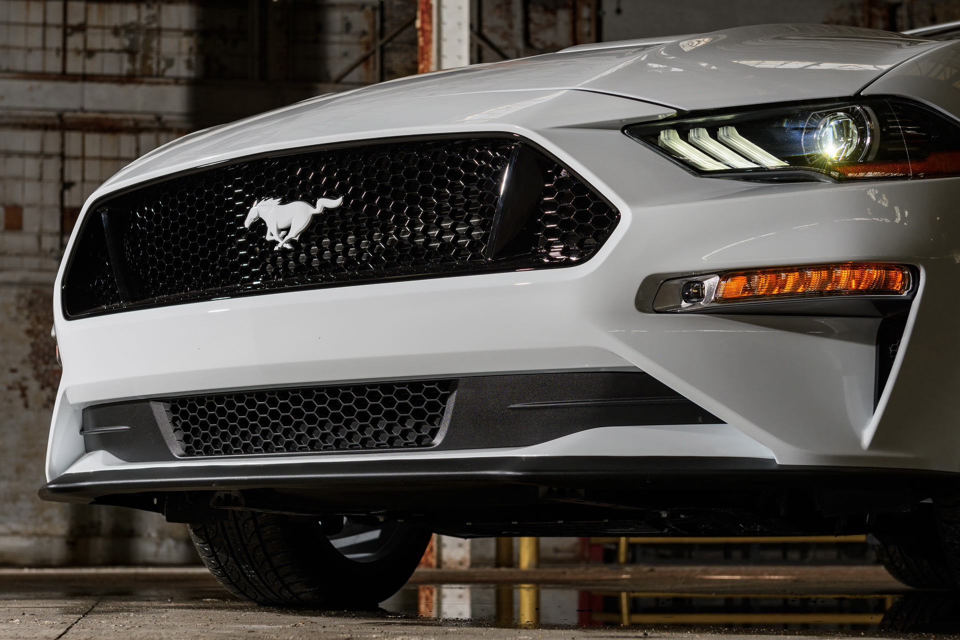Download 2022 Ford Mustang Ice White Appearance Package - Grille HD Wallpaper 1921x1281 #10