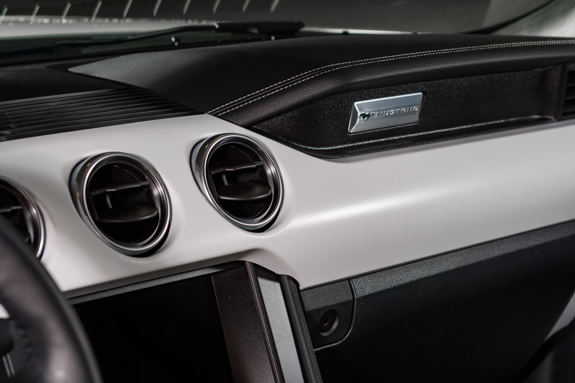 Download 2022 Ford Mustang Ice White Appearance Package - Interior, Detail HD Wallpaper 1921x1281 #19