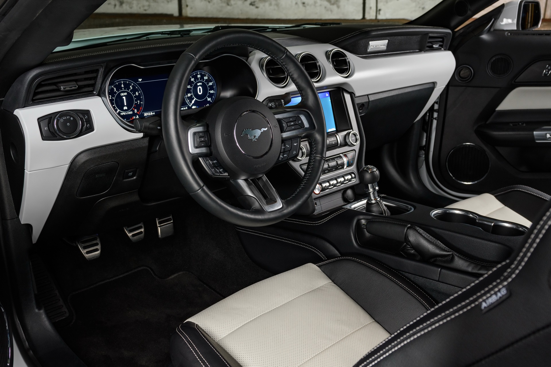Download 2022 Ford Mustang Ice White Appearance Package - Interior HD Wallpaper 1921x1281 #16