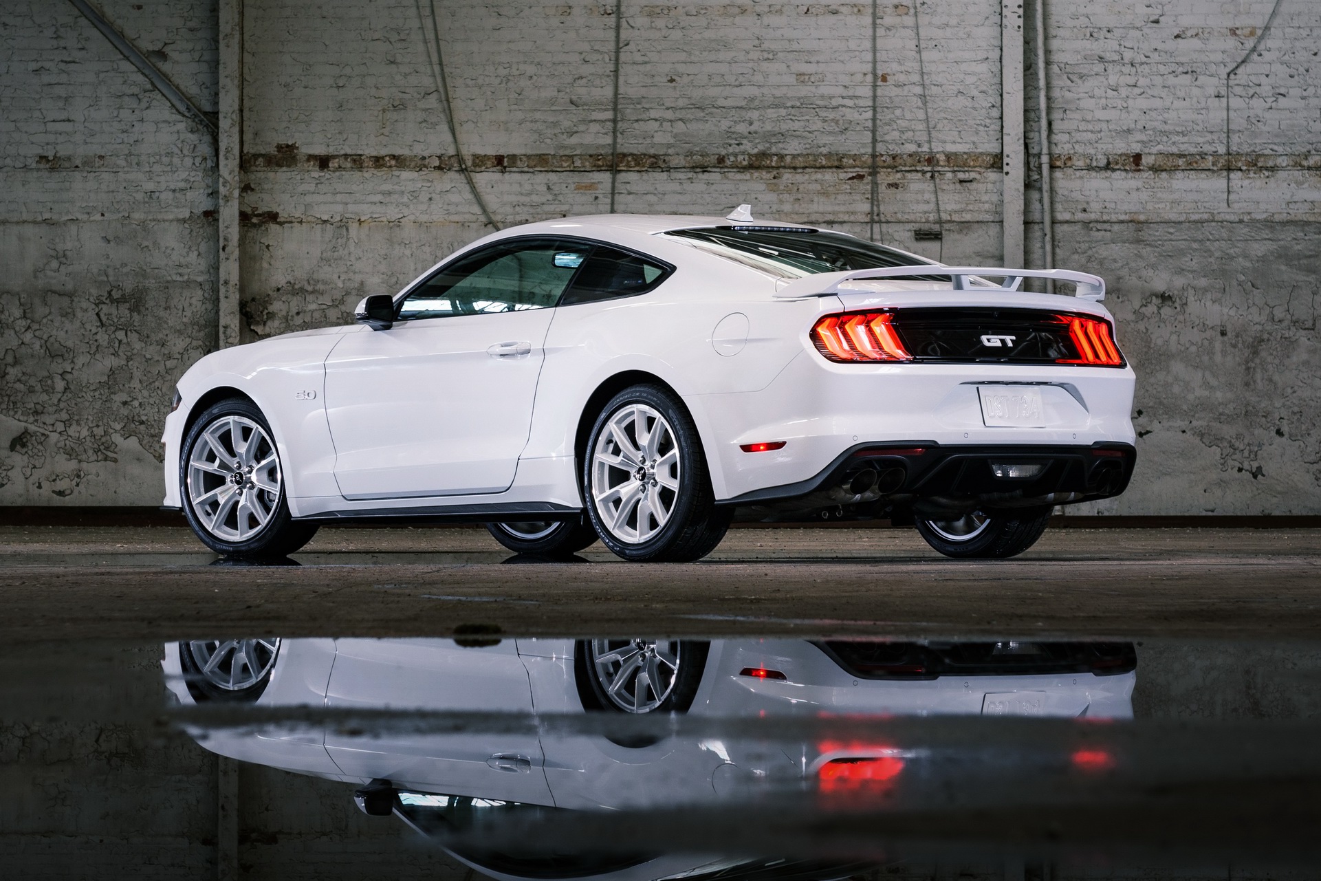 Download 2022 Ford Mustang Ice White Appearance Package - Rear Three-Quarter HD Wallpaper 1921x1281 #2