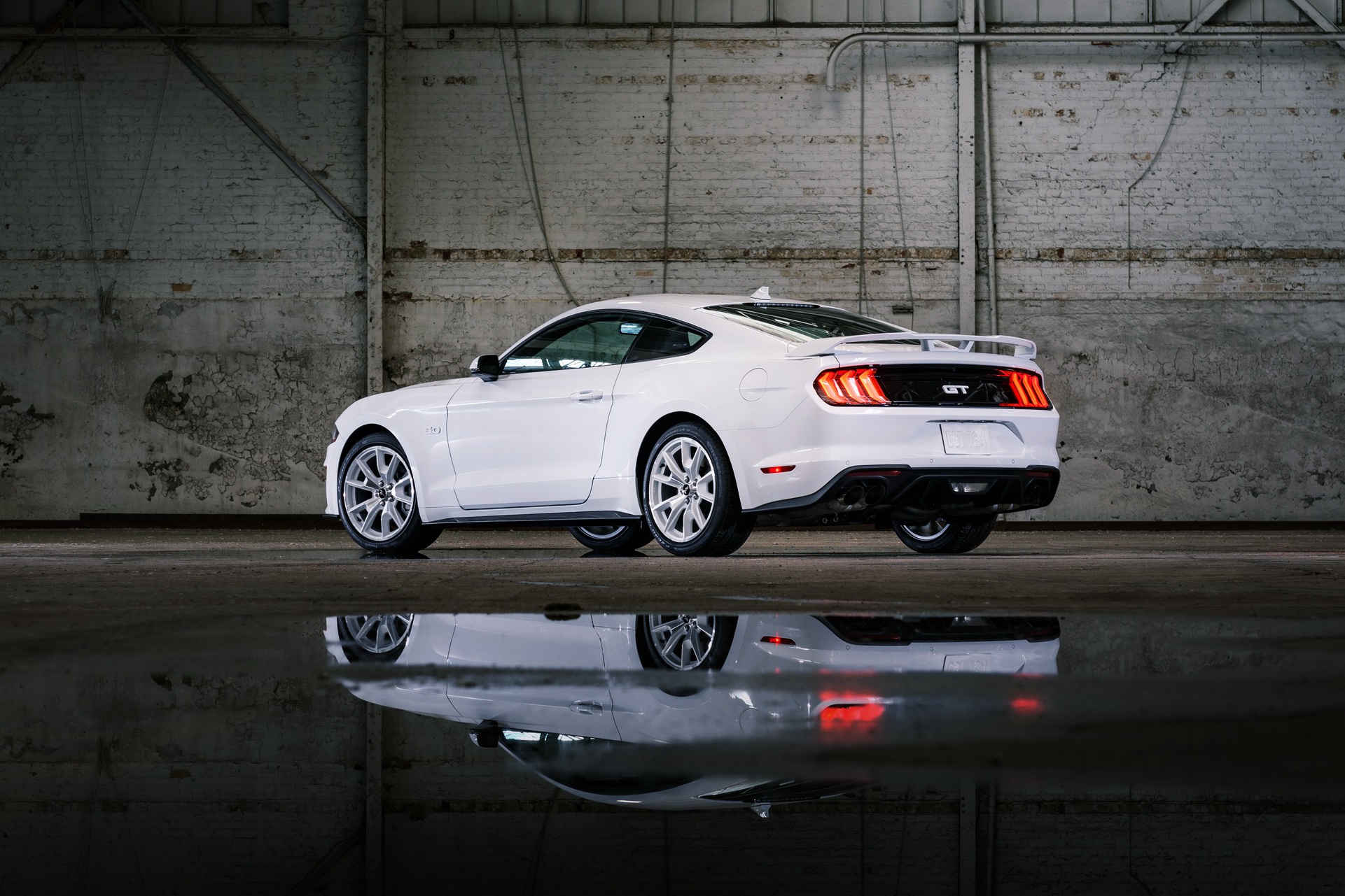 Download 2022 Ford Mustang Ice White Appearance Package - Rear Three-Quarter HD Wallpaper 1921x1281 #8