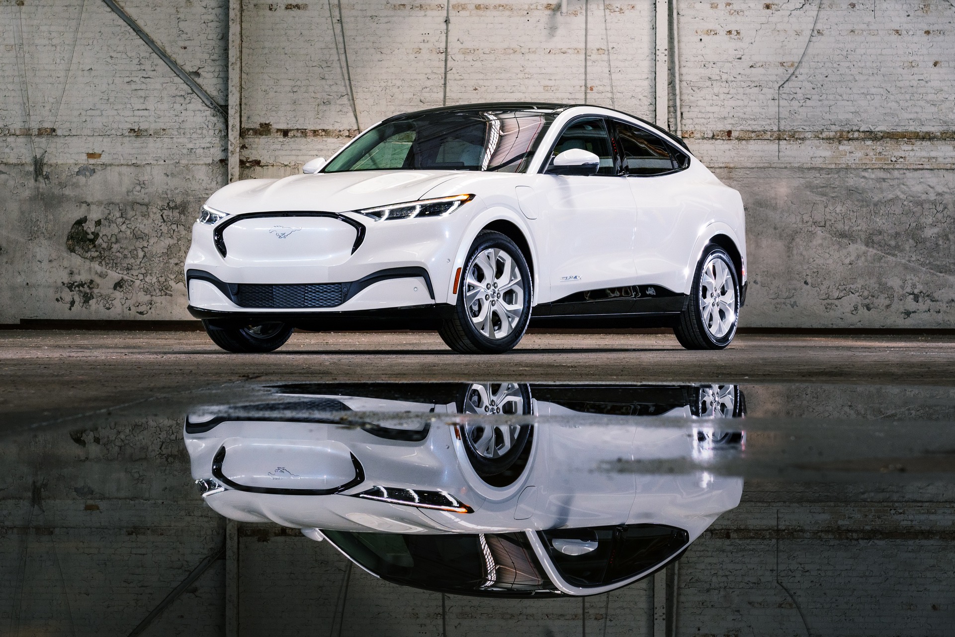 Download 2022 Ford Mustang Mach-E Ice White Appearance Package - Front Three-Quarter HD Wallpaper 1921x1281 #1