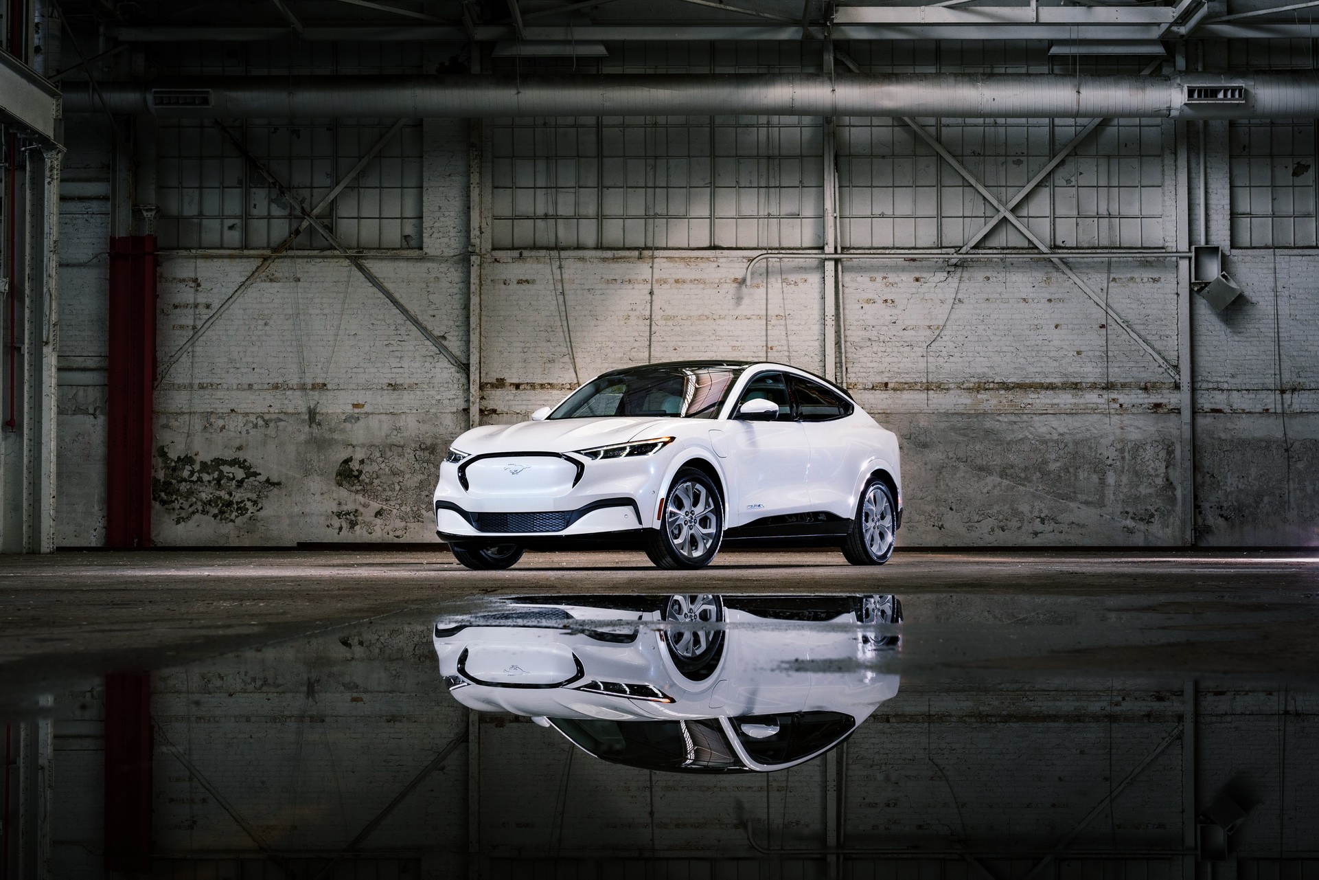 Download 2022 Ford Mustang Mach-E Ice White Appearance Package - Front Three-Quarter HD Wallpaper 1921x1281 #4