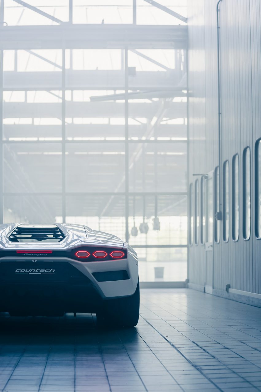 2022 Lamborghini Countach LPI 800-4 - Rear Phone Wallpaper 850x1275 #94