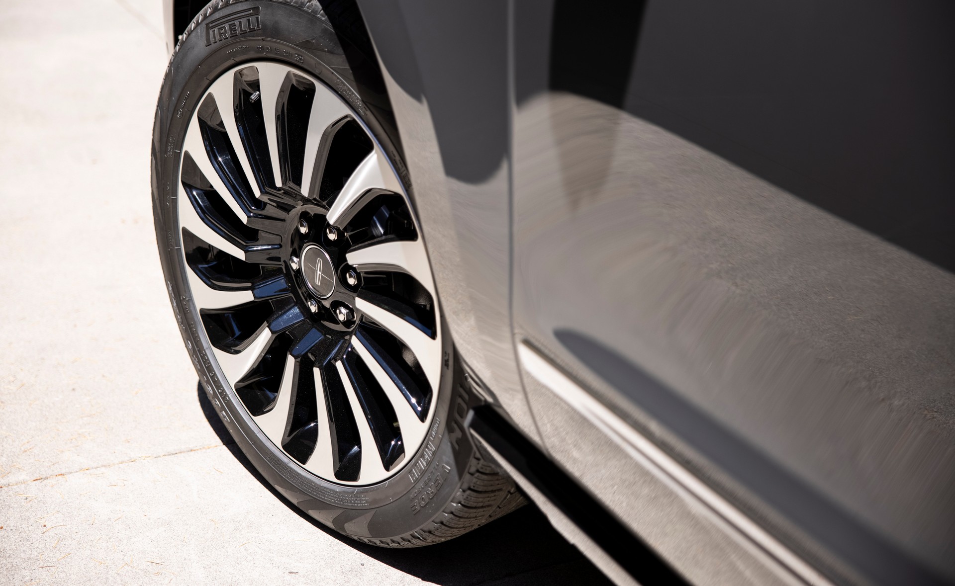 Download 2022 Lincoln Navigator Black Label Invitation - Wheel HD Wallpaper 1920x1179 #57