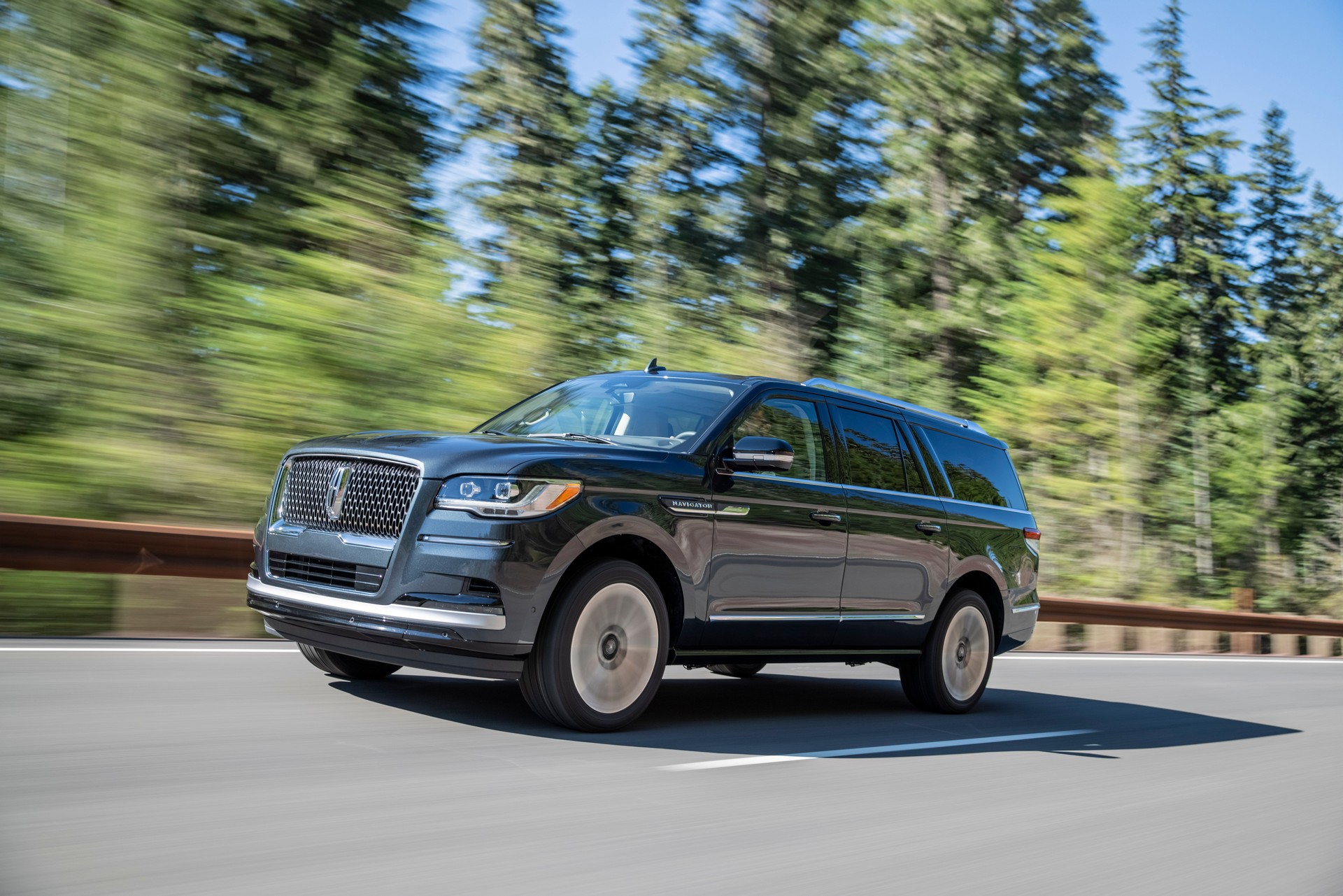 Download 2022 Lincoln Navigator Reserve - Front Three-Quarter HD Wallpaper 1920x1281 #1