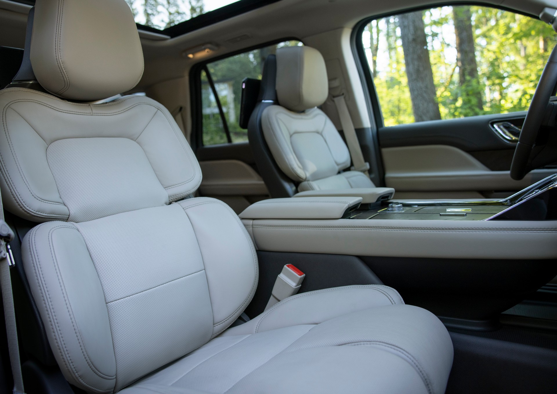 Download 2022 Lincoln Navigator Reserve - Interior, Front Seats HD Wallpaper 1920x1360 #23